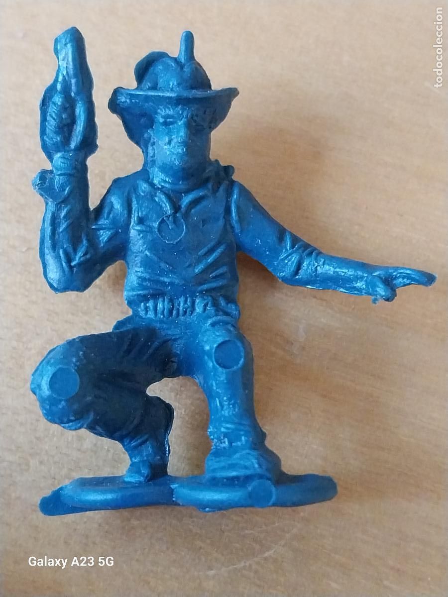 Figuras de goma y PVC: VAQUERO COWBOY OESTE FIGURA BASICA PLASTICO 4 CMS ALTO VINTAGE MONOCROMO AZUL AGACHADO ***