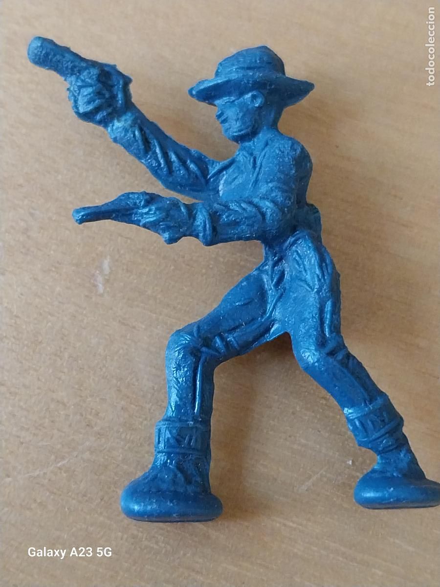Figuras de goma y PVC: VAQUERO COWBOY OESTE FIGURA BASICA PLASTICO PISTOLAS 4.84 CMS ALTO VINTAGE AZUL ***