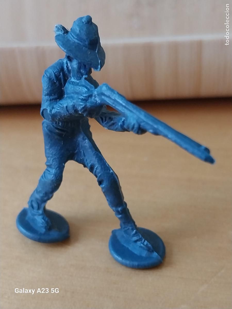Figuras de goma y PVC: VAQUERO COWBOY OESTE FIGURA BASICA PLASTICO ESCOPETA 4.75 CMS ALTO VINTAGE AZUL ***