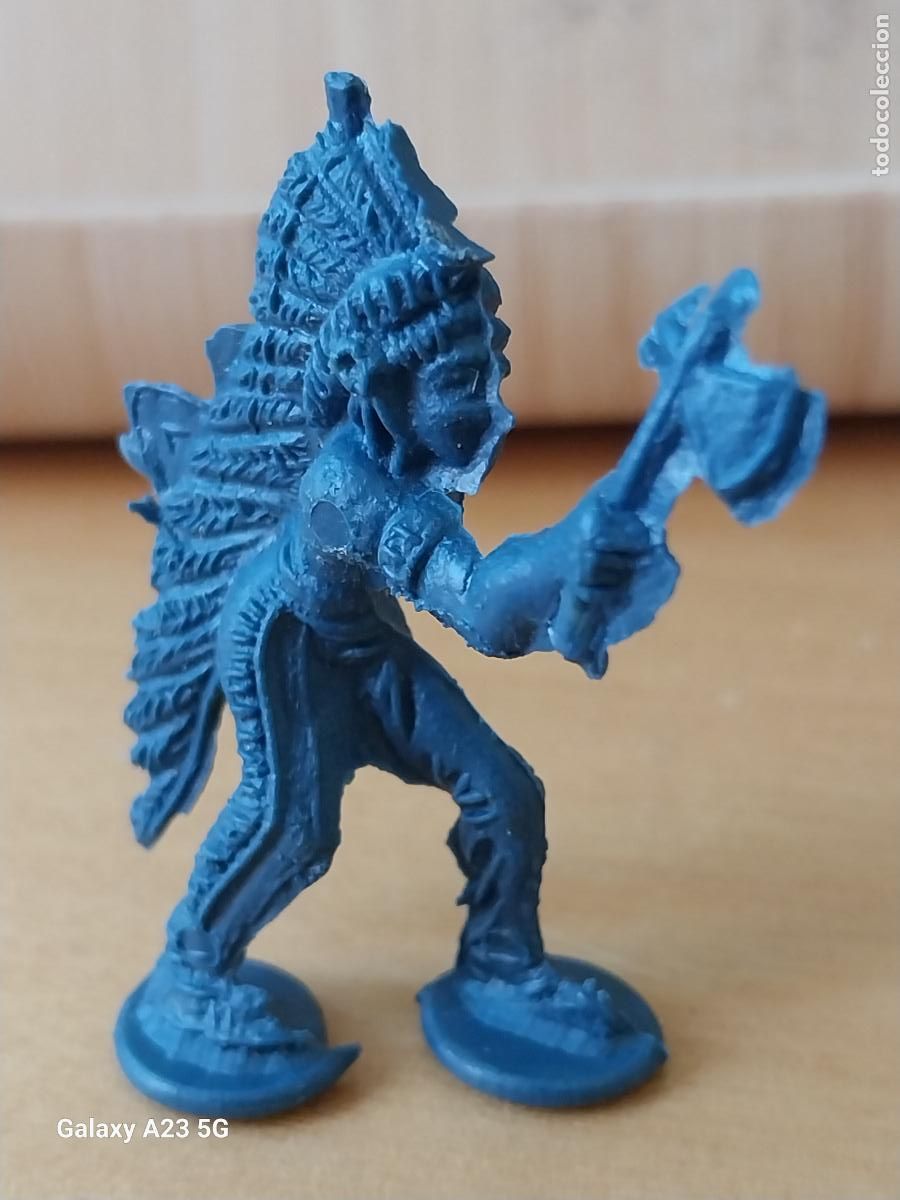 Figuras de goma y PVC: INDIO HACHA OESTE FIGURA BASICA PLASTICO 4.75 CMS ALTO VINTAGE AZUL ***