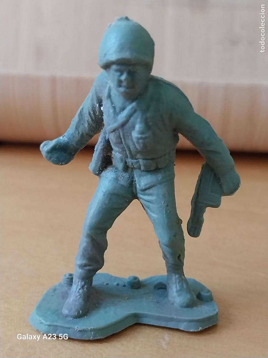 Figuras de goma y PVC: SOLDADO GRANADA FUSIL FIGURA BASICA PLASTICO 4.9 CMS ALTO VINTAGE VERDE ***