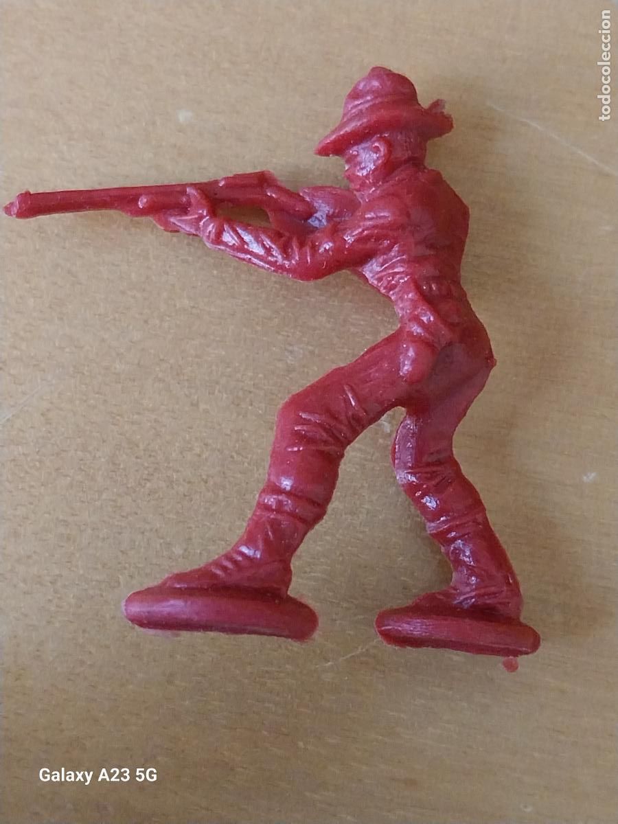 Figuras de goma y PVC: COWBOY VAQUERO FUSIL ESCOPETA FIGURA BASICA PLASTICO 4.9CMS ALTO VINTAGE ***