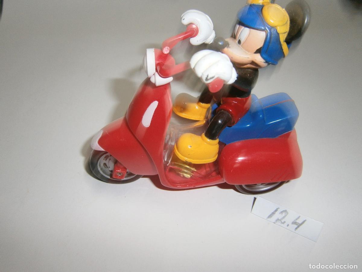 Figuras de goma y PVC: MICKEY MOUSE CONDUCIENDO UNA VEASPA ROJA