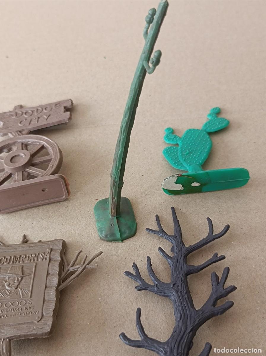 Figuras de goma y PVC: LOTE DE INDIOS Y VAQUEROS DE PL&Aacute;STICO FABRICANTE JECSAN - Foto 29