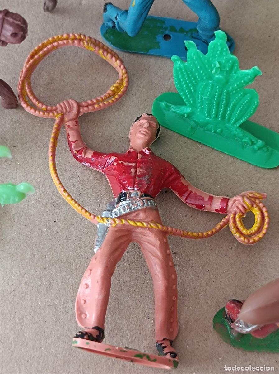 Figuras de goma y PVC: LOTE VAQUEROS INDIOS Y ACCESORIOS DE PL&Aacute;STICO FABRICANTE COMANSI - Foto 2