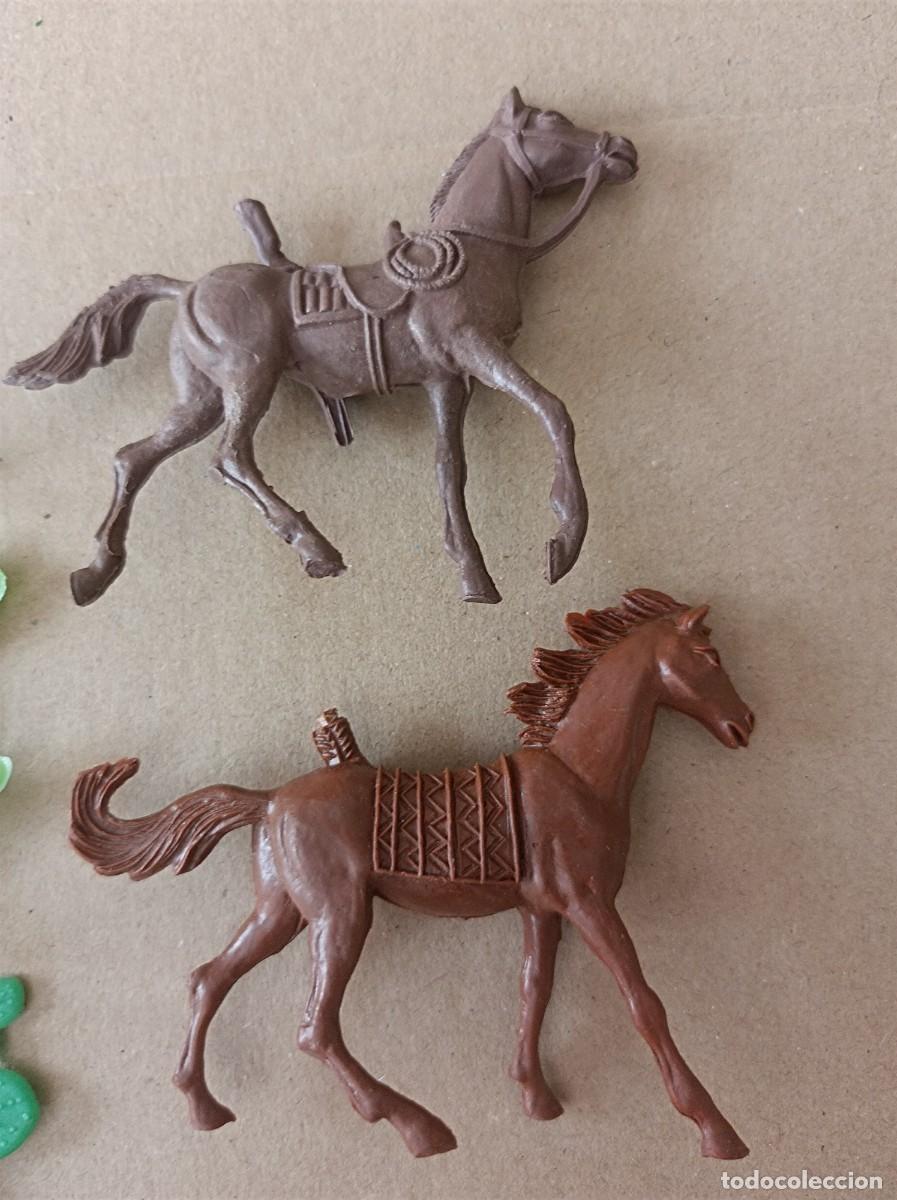 Figuras de goma y PVC: LOTE VAQUEROS INDIOS Y ACCESORIOS DE PL&Aacute;STICO FABRICANTE COMANSI - Foto 26