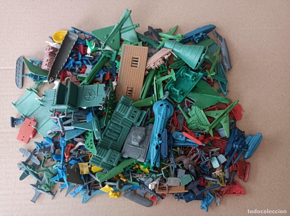 Figuras de goma y PVC: LOTE DE SOLDADITOS Y ACCESORIOS MONTAPLEX