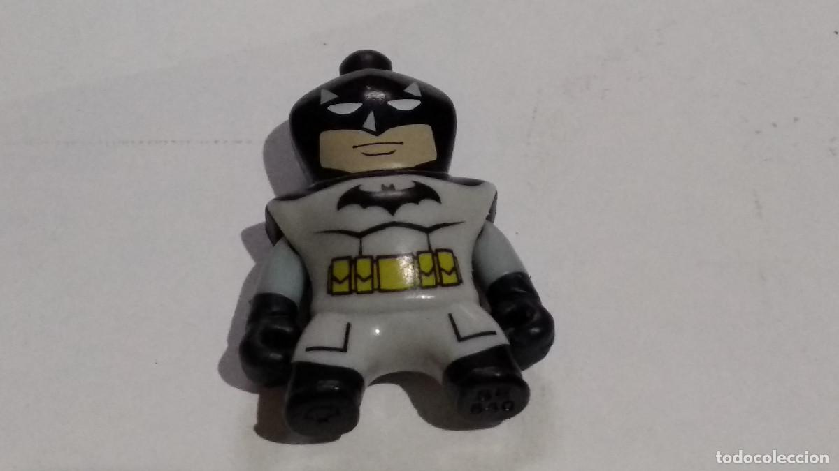 Figuras de goma Kinder: Figura kinder Batman SE640 +bpz DC Comics superh&eacute;roe mu&ntilde;eco colecci&oacute;n CON MOVIMIENTO DE BRAZOS