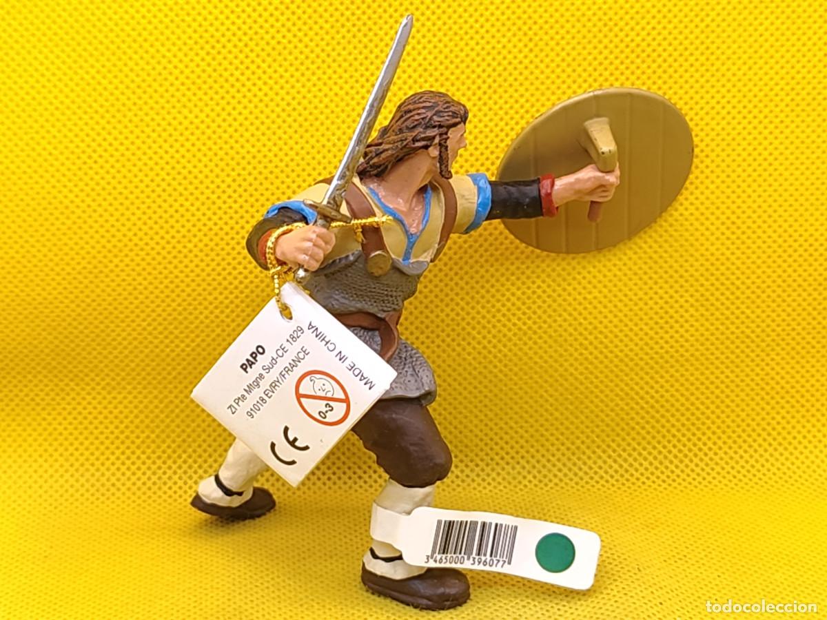 Figuras de goma y PVC: Papo guerrero b&aacute;rbaro con escudo y espada