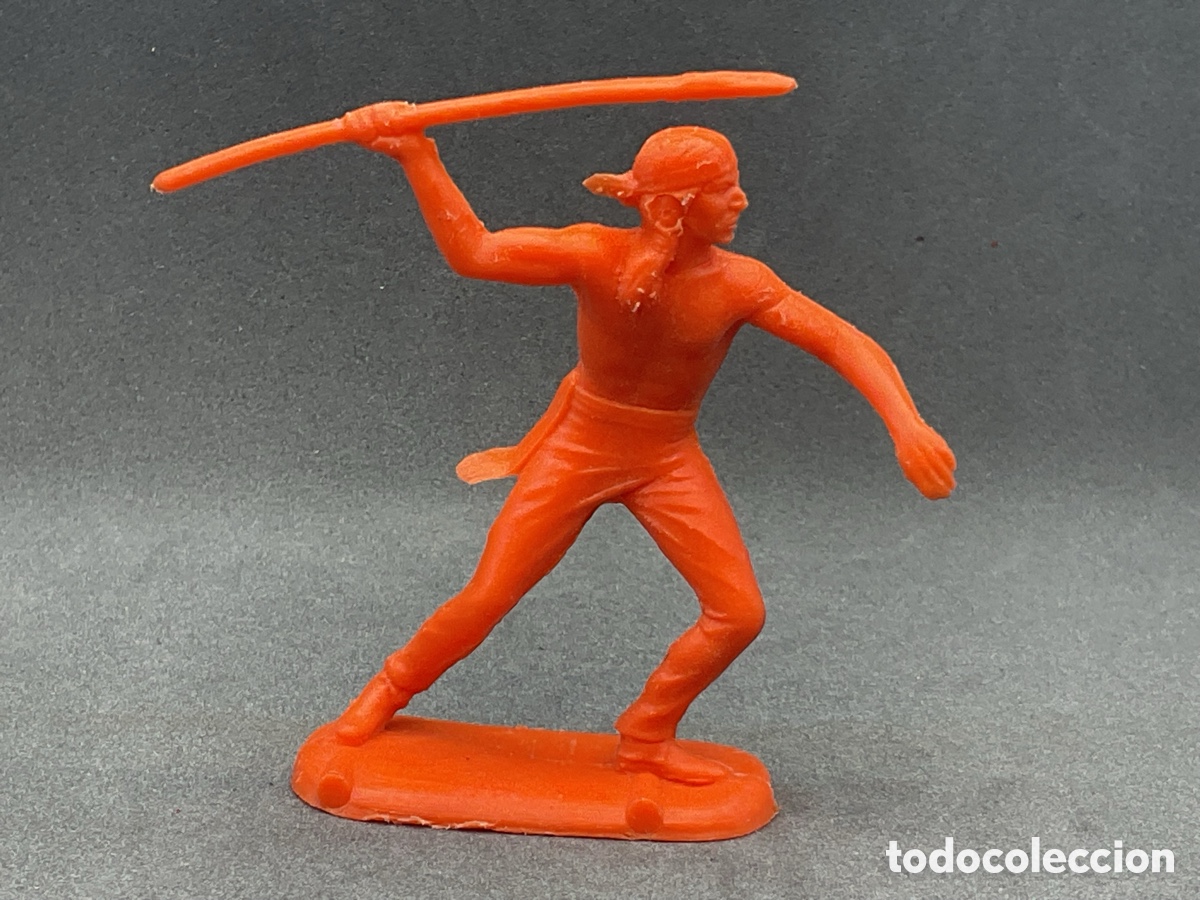Figuras de goma y PVC: Antigua Figura del Oeste en Pl&aacute;stico. Indio con Lanza de Louis Marx.