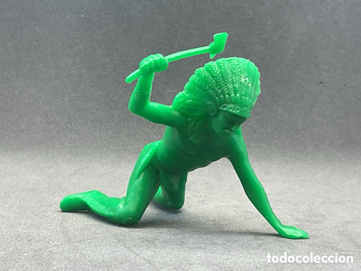 Figuras de goma y PVC: Antigua Figura del Oeste en Pl&aacute;stico. Indio con Hacha de Louis Marx.