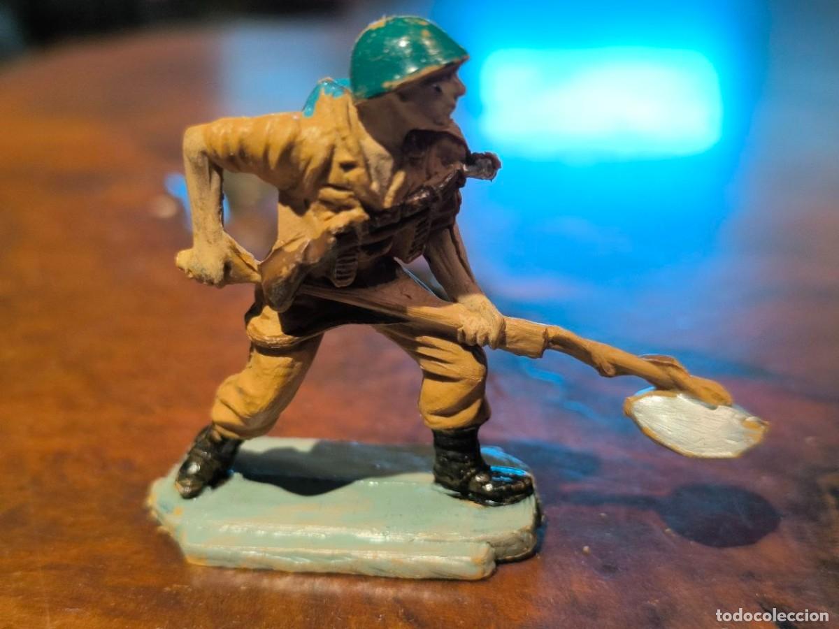 Figuras de goma y PVC: JECSAN : SOLDADO MARINE AMERICANO CON DETECTOR DE MINAS DE GOMA A&Ntilde;OS 50 PUENTE SOBRE EL RIO KWAI