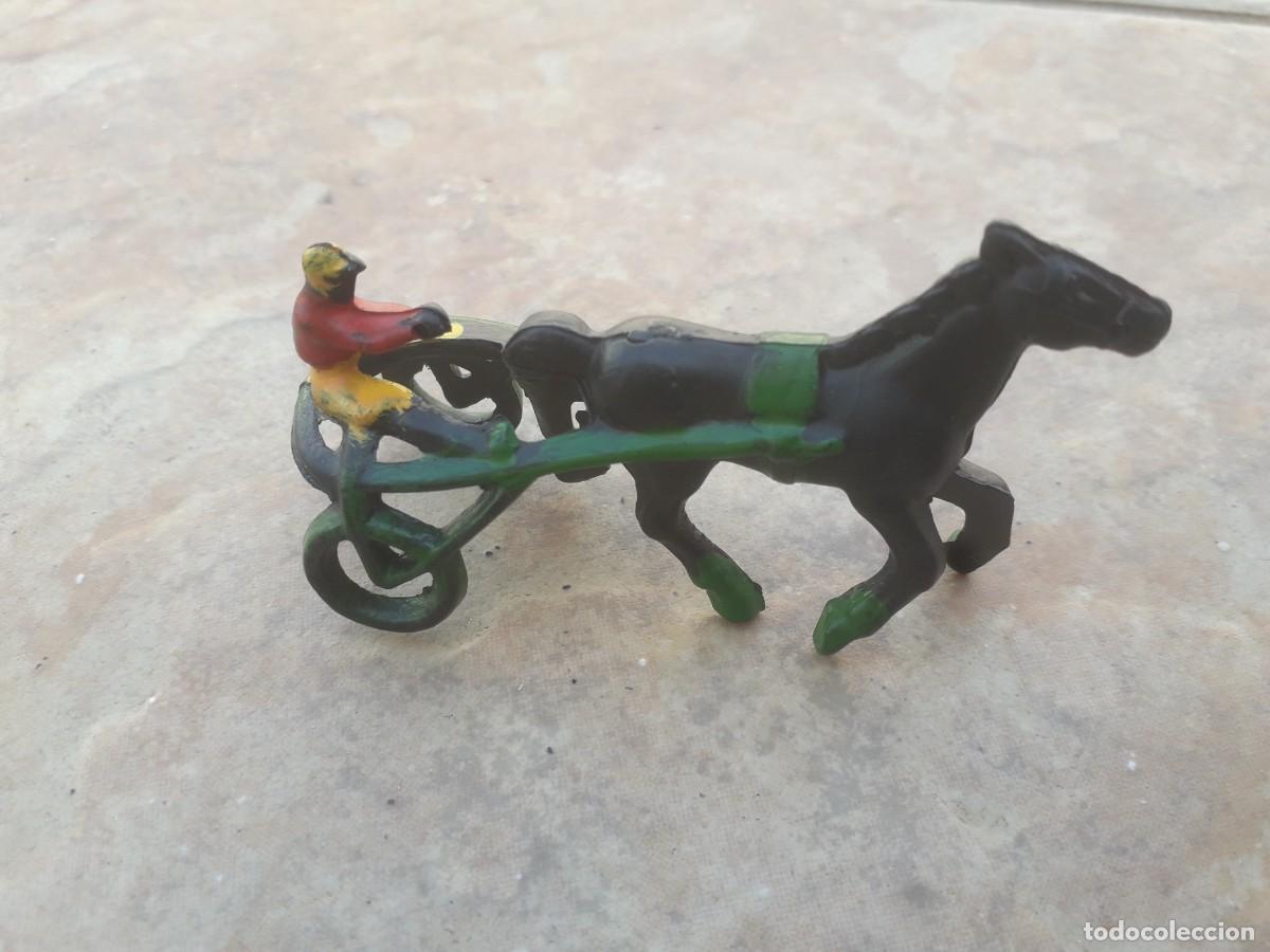 Figuras de goma y PVC: figura antigua de un jockey con caballo y carro