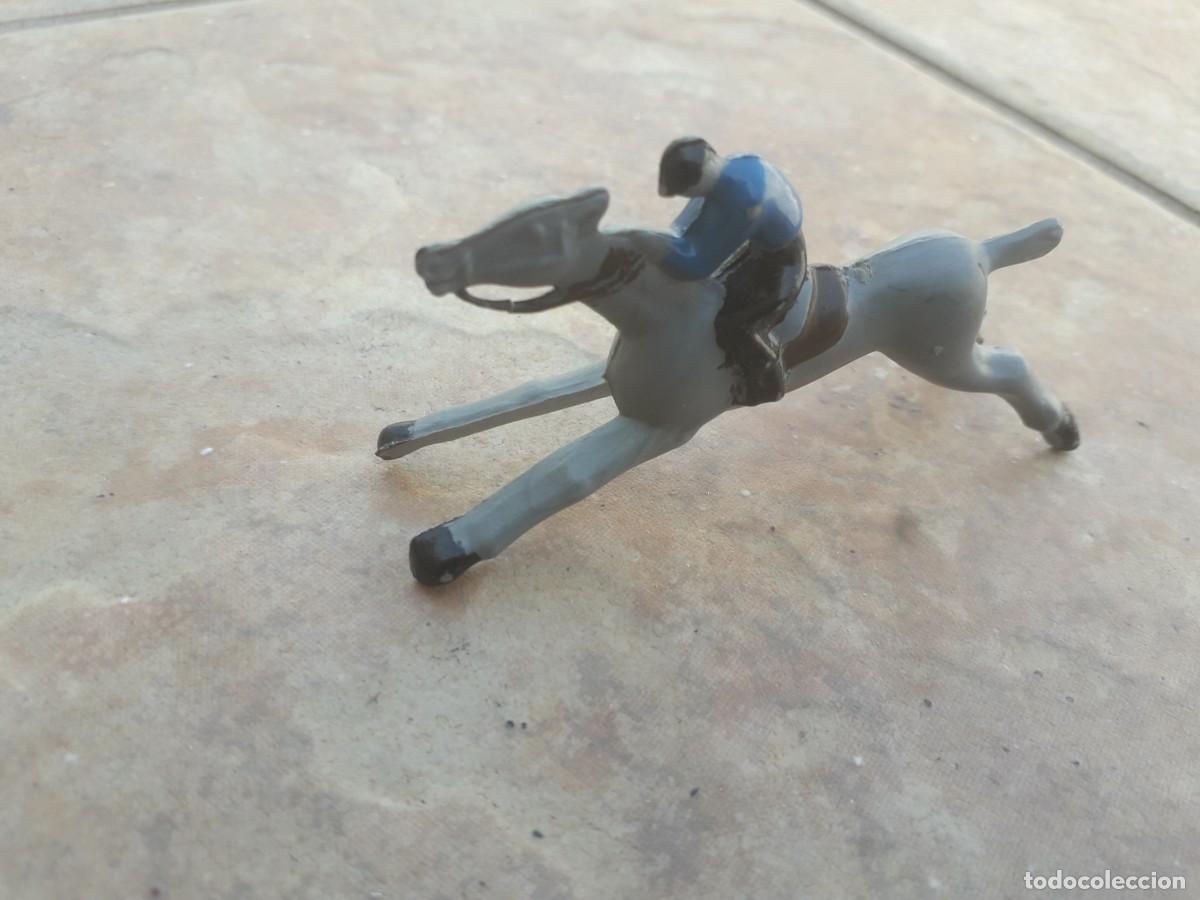 Figuras de goma y PVC: figura antigua de un jockey con caballo