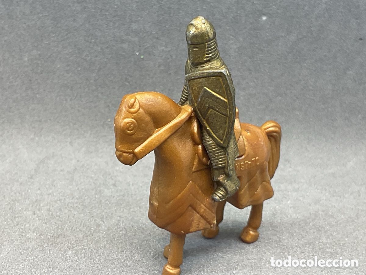 Figuras de goma Kinder: Antigua Figurita Kinder de Guerrero Medieval ( Met&aacute;lico) a Caballo ( Pl&aacute;stico) K97n70.