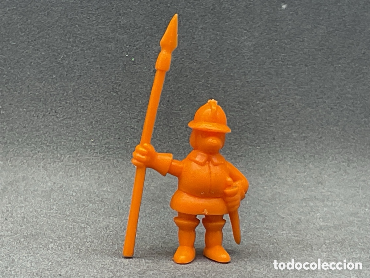 Figuras de goma y PVC: Antigua Figura Dunkin. Personaje de la Colecci&oacute;n Dartacan. Alabardero 2