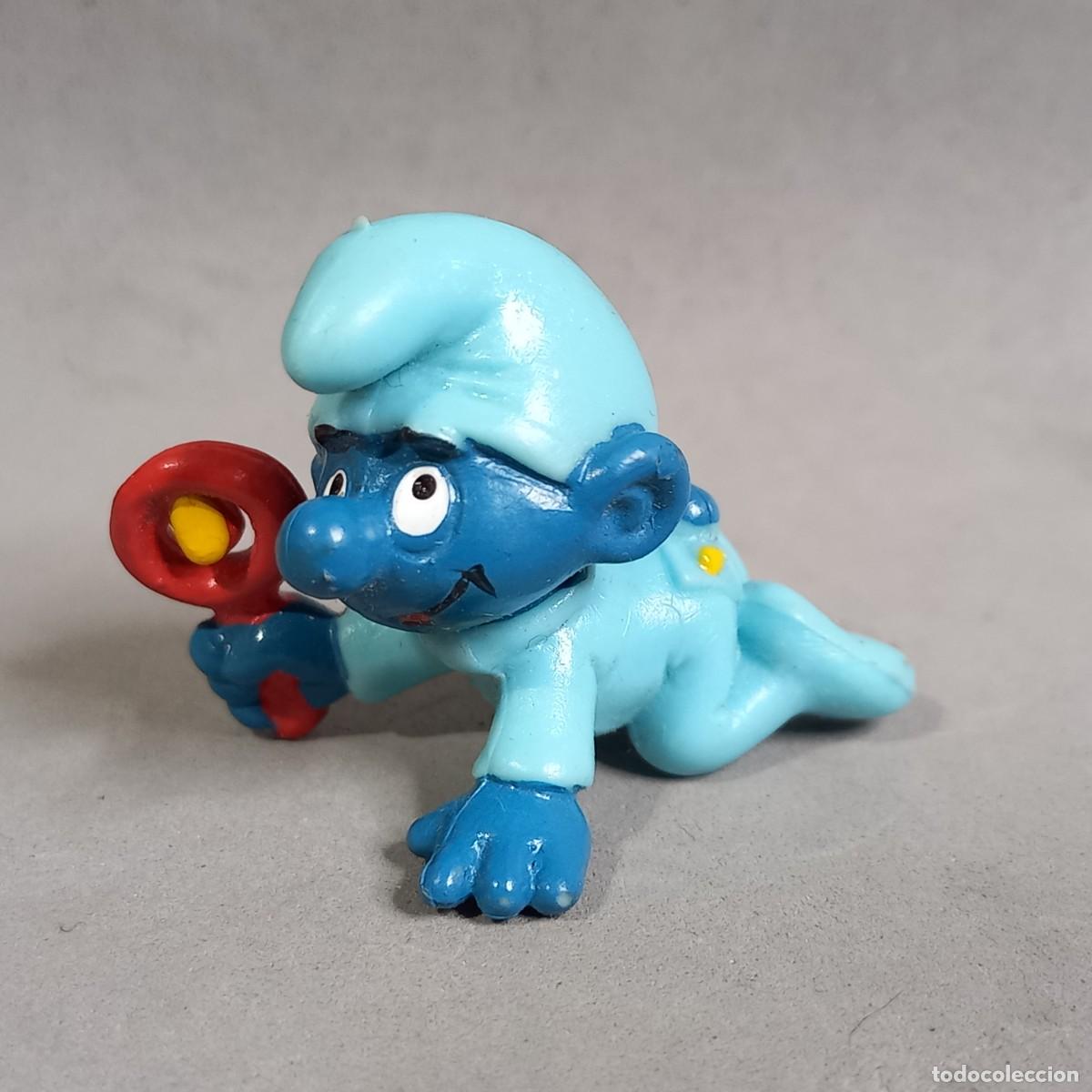 Figuras de goma y PVC: Beb&eacute; pitufo gateando con sonajero. Figura fabricada por Schleich, licencia Peyo ref 20179 a&ntilde;o 1983