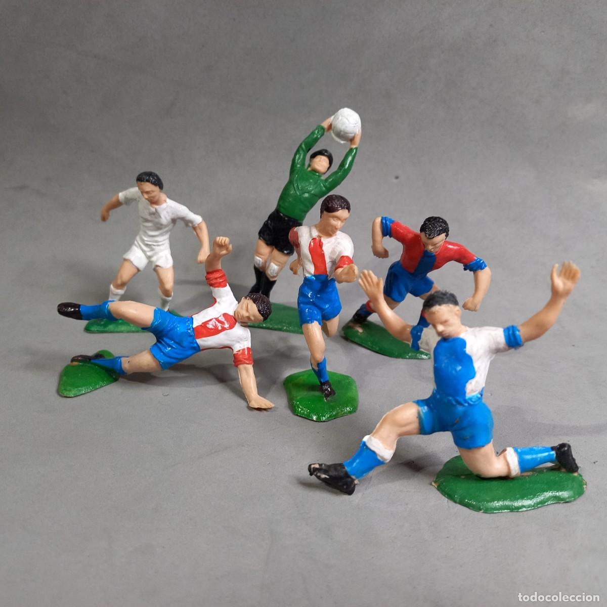 Figuras de goma y PVC: Lote: 6 futbolistas Real Madrid, F&uacute;tbol Club Barcelona, Deportivo Espa&ntilde;ol y Atl&eacute;tico JECSAN, a&ntilde;os 60