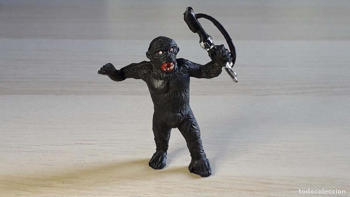 Figuras de goma y PVC: Gorila con rifle &Aacute;frica Salvaje, goma, Alca Capell Barcelona Spain tipo Jecsan, original a&ntilde;os 50.