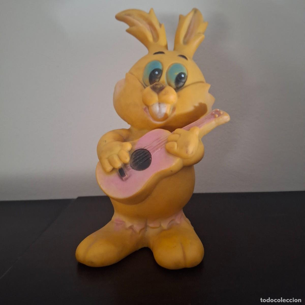 Figuras de goma y PVC: ANTIGUA FIGURA MU&Ntilde;ECO DE GOMA CONEJO GUITARRA - MARCADO AN-FE MADE IN SPAIN - CON PITO POUET 22cm