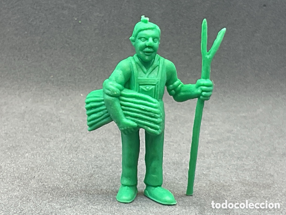 Figuras de goma y PVC: Antigua Figurita Dunkin de la Serie Figuras de la Granja. Granjero. Color Verde.