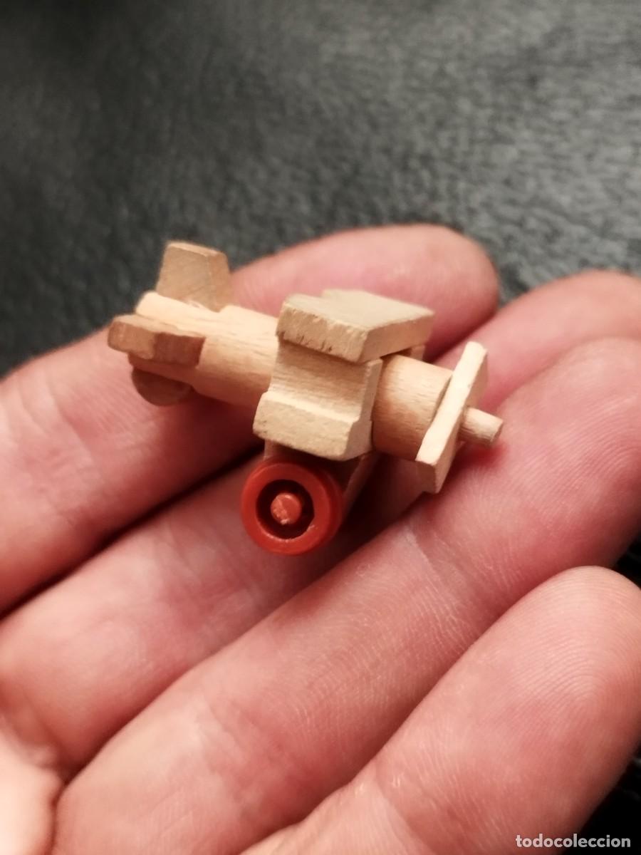 Figuras de goma Kinder: Juguete de un avion madera kinder para diorama de navidad miniatura casita mu&ntilde;ecas casa mini.