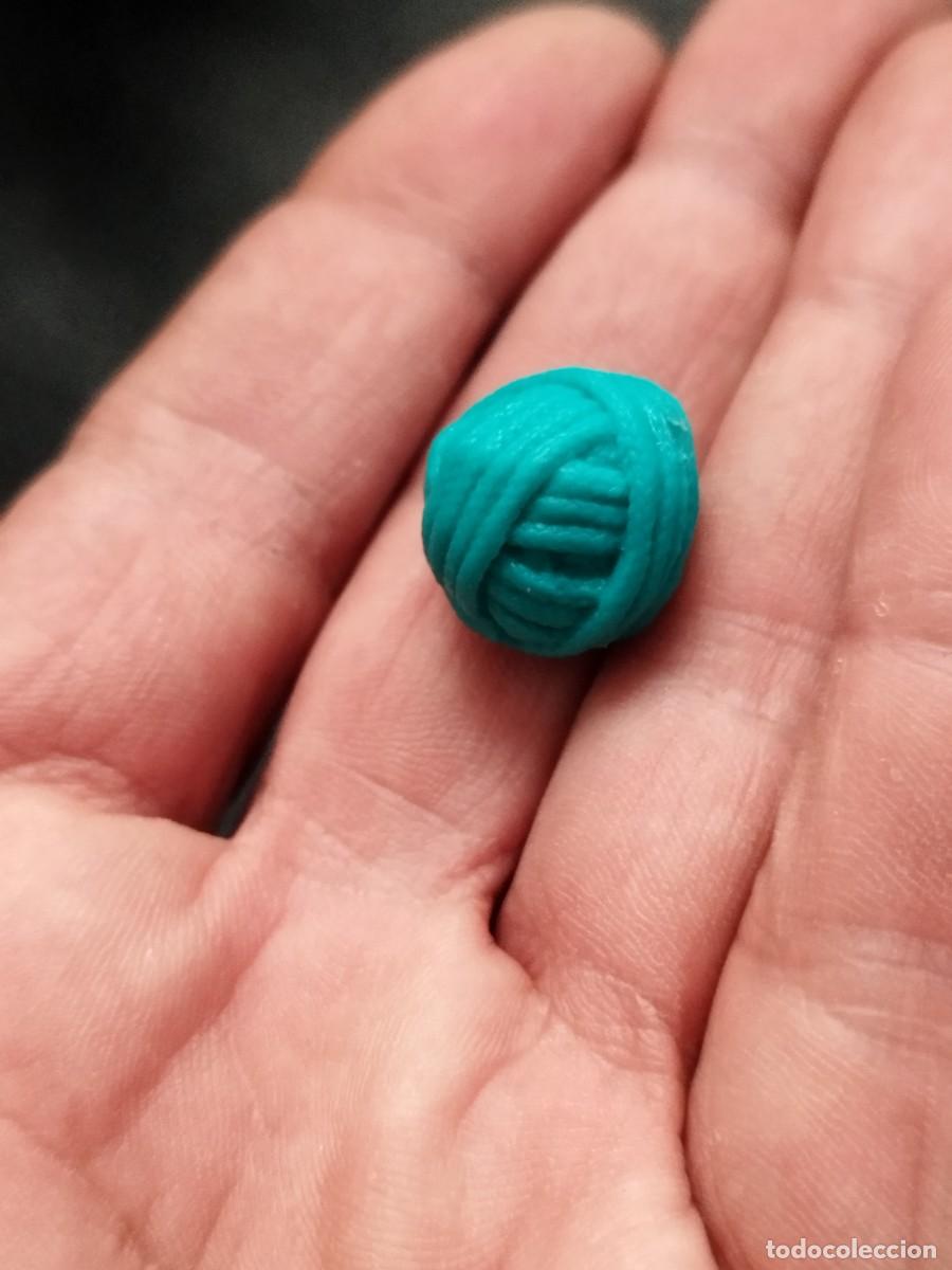 Figuras de goma y PVC: Ovillo de hilo de goma miniatura de color azul.