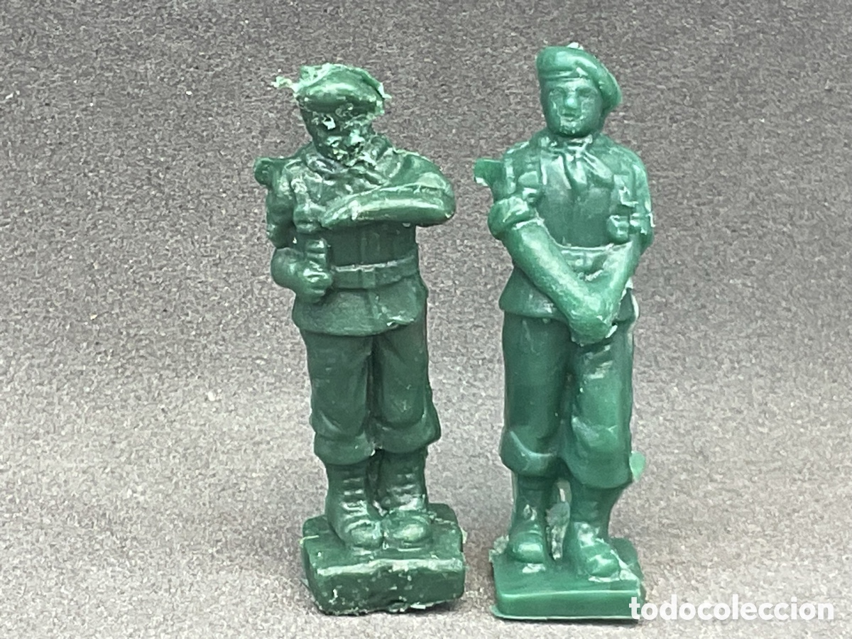 Figuras de goma y PVC: 2 Peque&ntilde;as Figuras de Paracaidistas. Promocionales de Toddy. A&ntilde;os 60. 40 mm