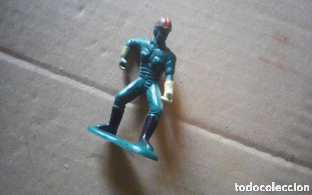 Figuras de goma y PVC: Figura de trabajador en posici&oacute;n de uso de una pala para escavar, no incluida. Mide 7 cm.