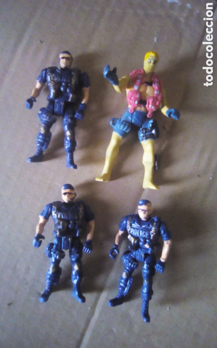 Figuras de goma y PVC: 4 figuras de soldados de acci&oacute;n. 1 de 9 cm. y 3 de 8,5 cm.