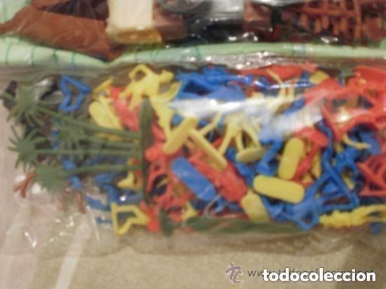 Figuras de goma y PVC: INDIAN AND COWBOY con figuras de unos 3 centimetros.