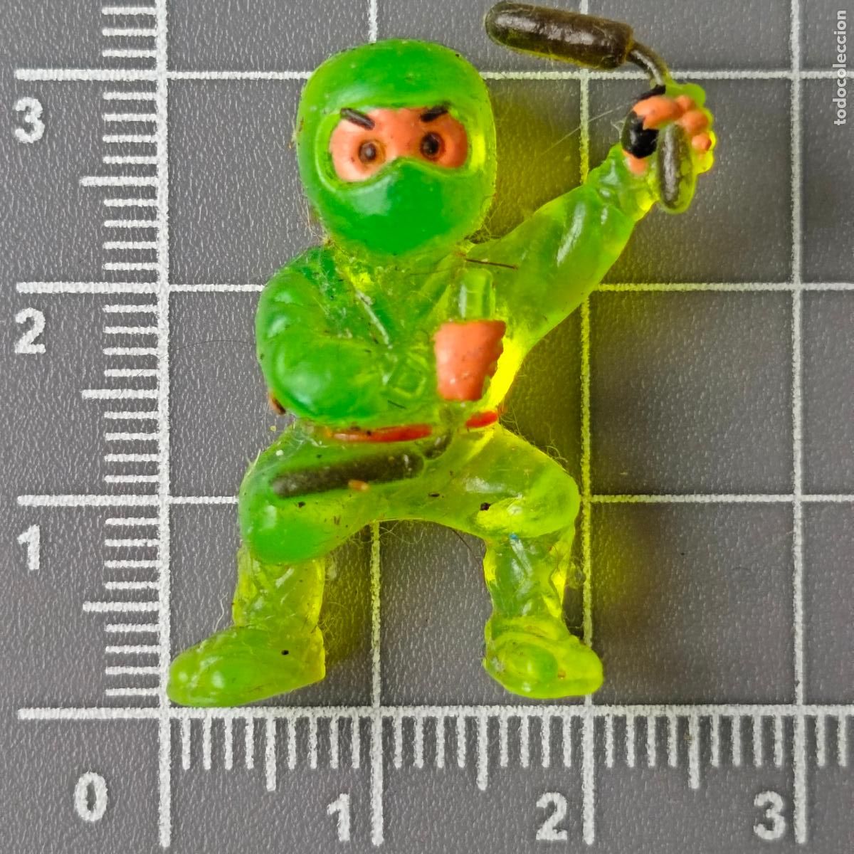 Figuras de goma Kinder: mini ninja tipo kinder transl&uacute;cido