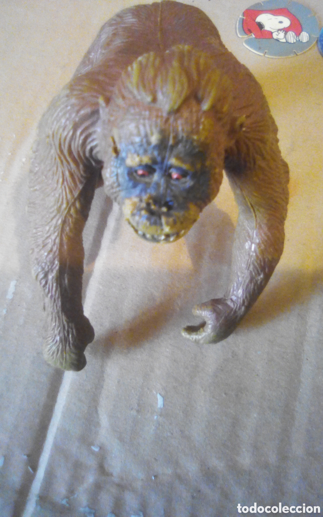 Figuras de goma y PVC: Figura orangut&aacute;n, fabricante: A. A. A. Made in China. Pl&aacute;stico, mide 11 cm.