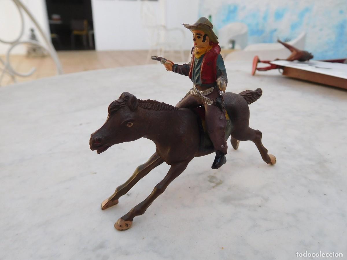 Figuras de goma y PVC: Figura de vaquero o pistolero a caballo de Reamsa 2