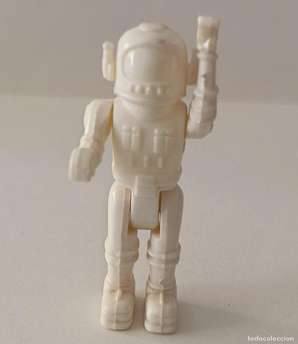 Figuras de goma y PVC: Robot figura plastico. Monocromo blanco. Articulado.