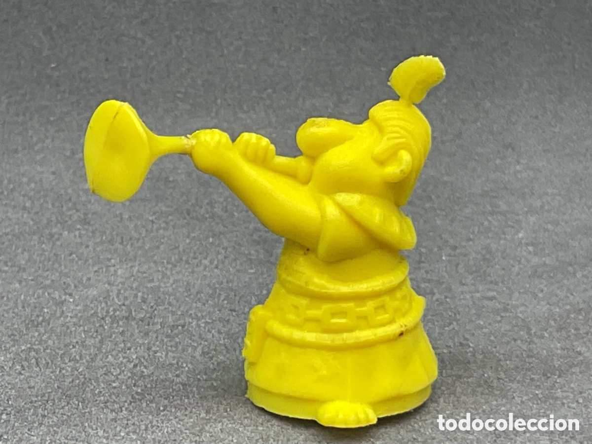 Figuras de goma y PVC: Antigua Figura en Pl&aacute;stico. Dunkin de Asterix y Obelix. Personaje Trompetero . Serie Egipcios