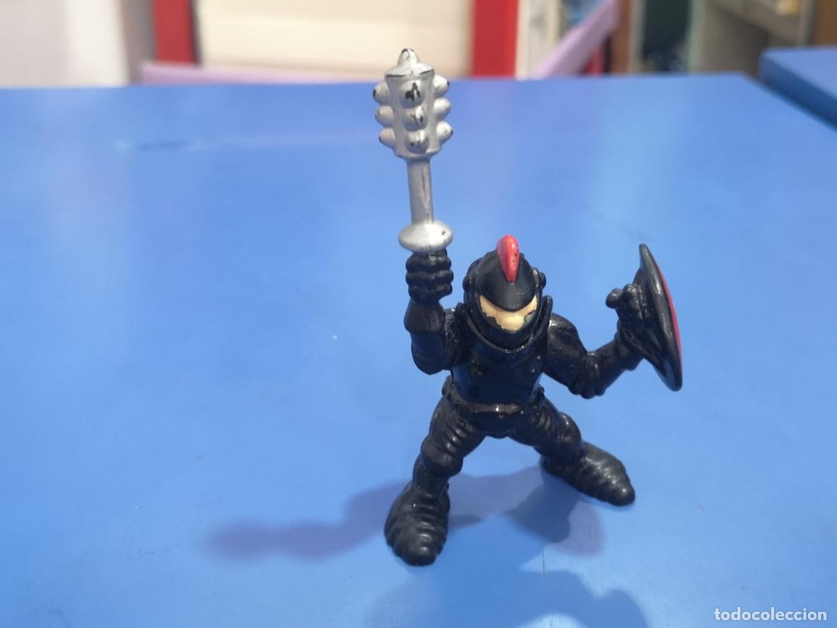Figuras de goma y PVC: Fisher Price caballero negro con maza.