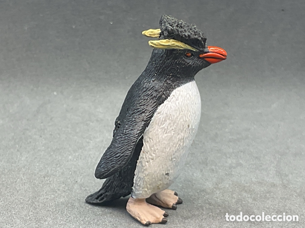 Figuras de goma y PVC: FIGURA EN GOMA/PVC DE PING&Uuml;INO CON PENACHO AMARILLO. MARCA COLLECTA. A&Ntilde;O 2012
