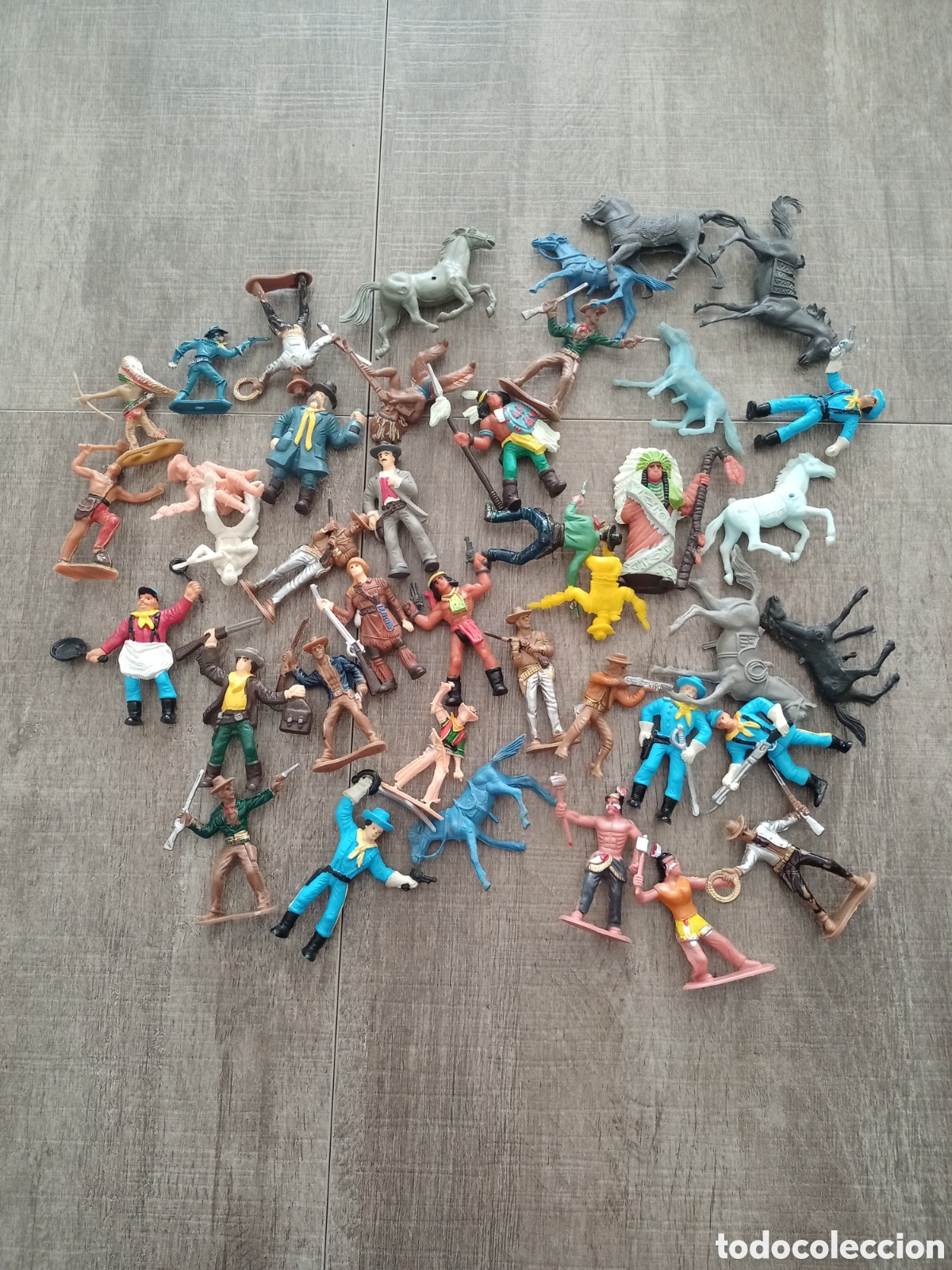 Figuras de goma y PVC: Lote de figuras indios vaqueros soldados la mayor&iacute;a son comansi
