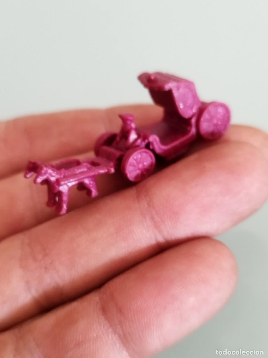 Figuras de goma Kinder: Diligencia o carro tirado por caballos en miniatura. De kiosko sobre sorpresa.