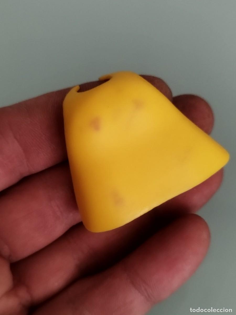 Figuras de goma y PVC: Antigua capa para mu&ntilde;eco de acci&oacute;n. Famosa de color amarillo.