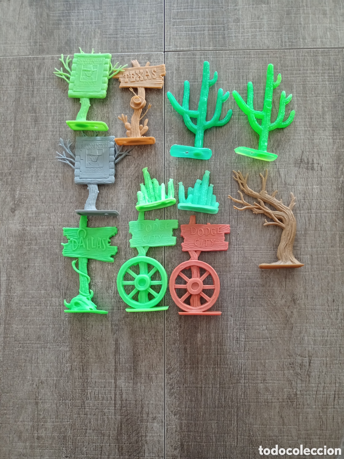 Figuras de goma y PVC: Lote de accesorios comansi letreros Dallas Texas Dodge city cactus a&ntilde;os 70 80 vaqueros oeste