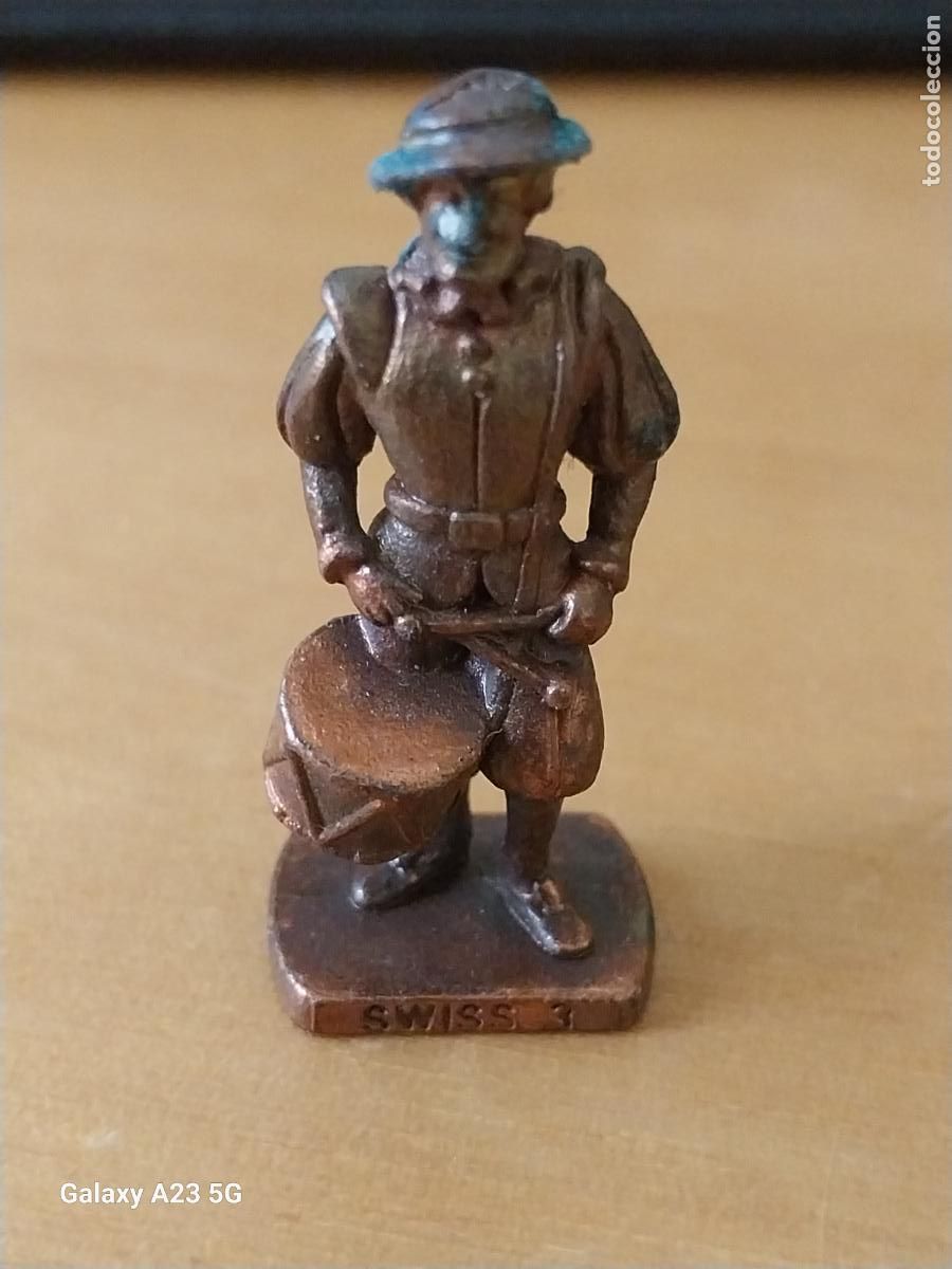 Figuras de goma Kinder: KINDER CHOCOLATE SOLDADO SWISS 3 TAMBORILERO METAL TONO COBRIZO 3.65CMS ALTO ORIGINAL