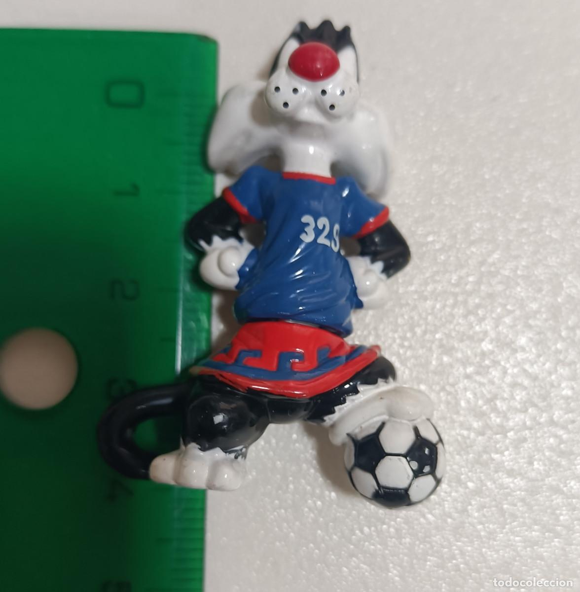 Figuras de goma Kinder: kinder gato sylvester silvestre looney tunes toons mu&ntilde;eco monobloc futbolista futbol mu&ntilde;equito