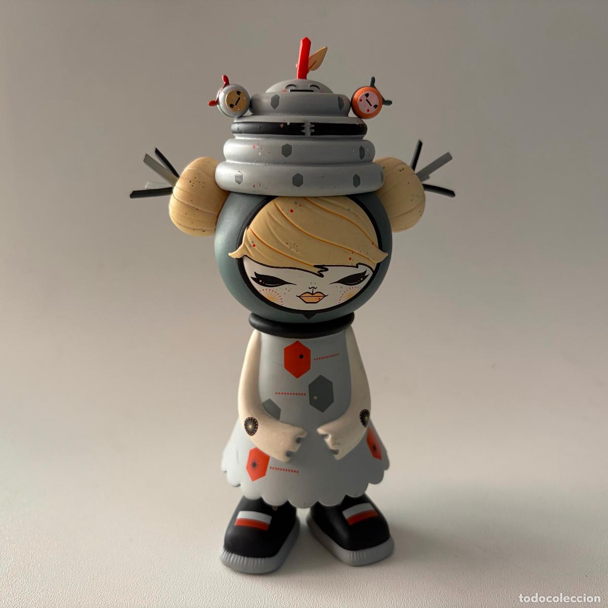 Figuras de goma y PVC: Figura mu&ntilde;eco Bumble Spring Edition Julie West StrangeCo 2008 Designer Toy Vinyl 15 cm