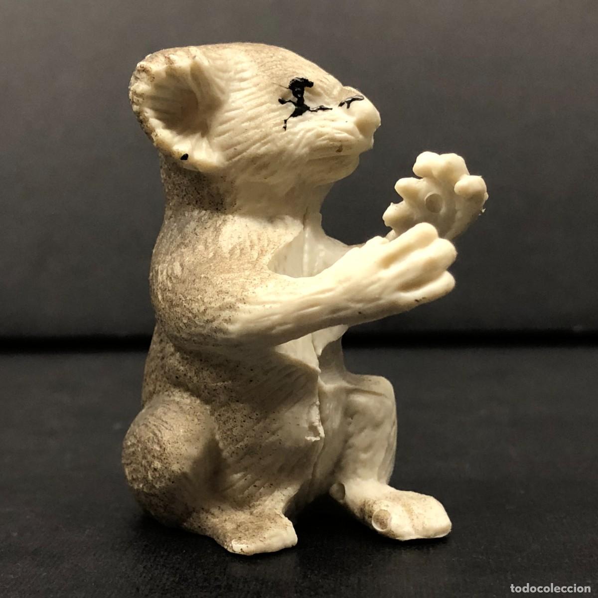 Figuras de goma y PVC: FIGURA DE PVC - KOALA SOSTENIENDO UNA RAMA - ANIMALES - 5 X 4,5 CM / 574