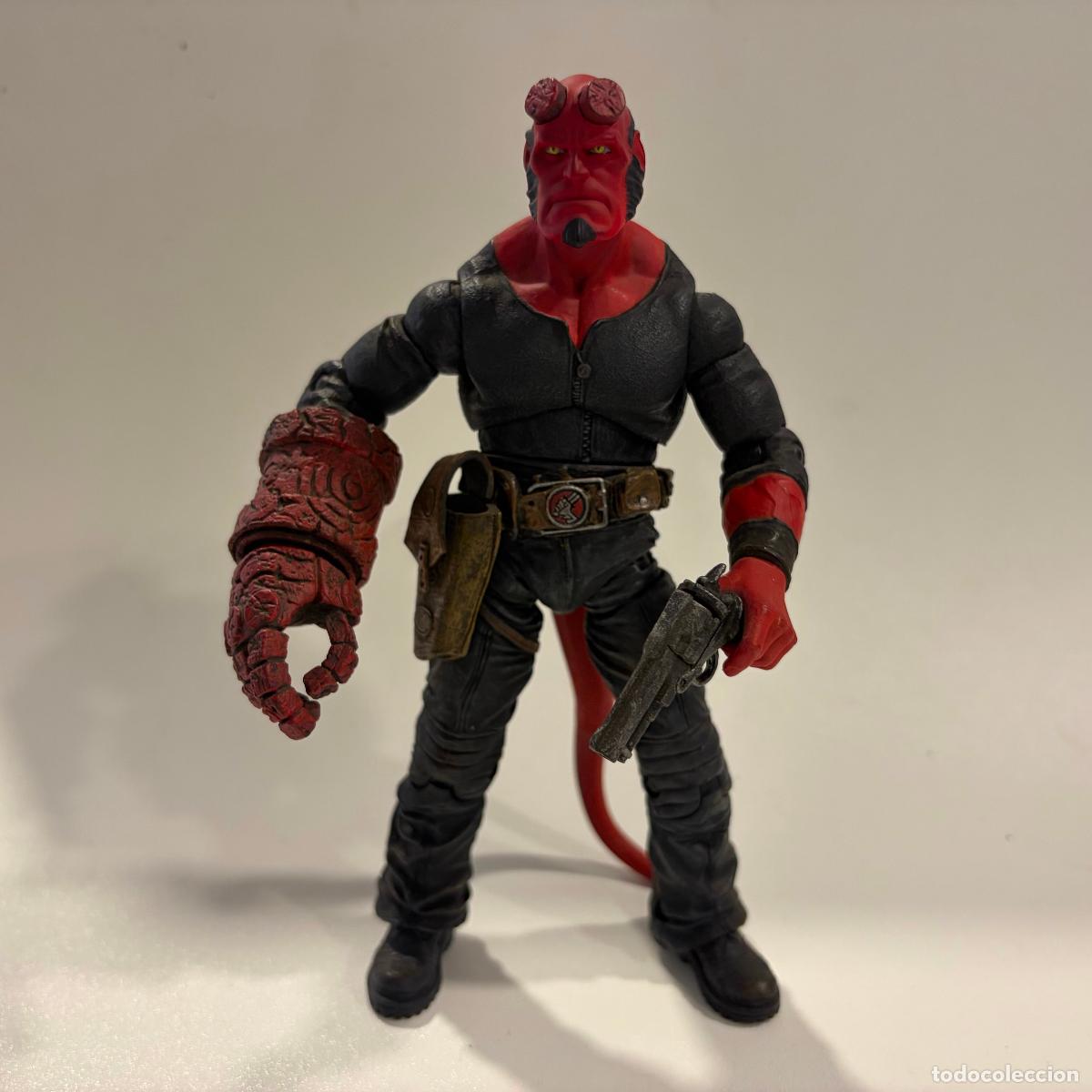 Figuras de goma y PVC: Figura mu&ntilde;eco Hellboy pel&iacute;cula Mezco Toyz 2004 Ron Perlman 18 cm con pistola