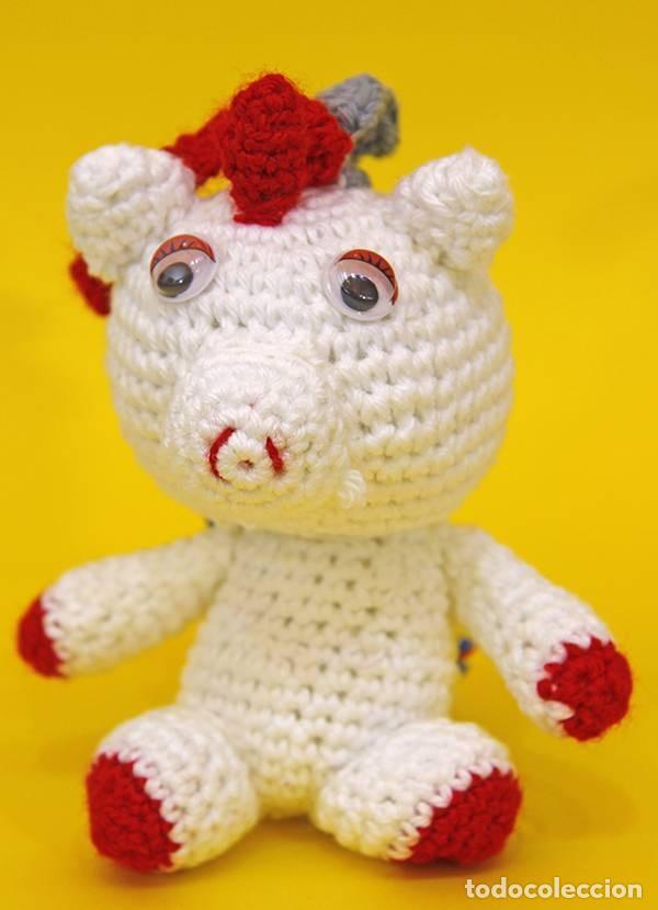 Rubber and PVC Figures: Unicornio Blanco y Rojo con Tirabuzones de Colores (Amigurumis)