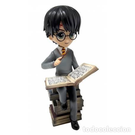 Figuras de goma y PVC: Figura Harry Potter sobre pila de grimorios 20 cm