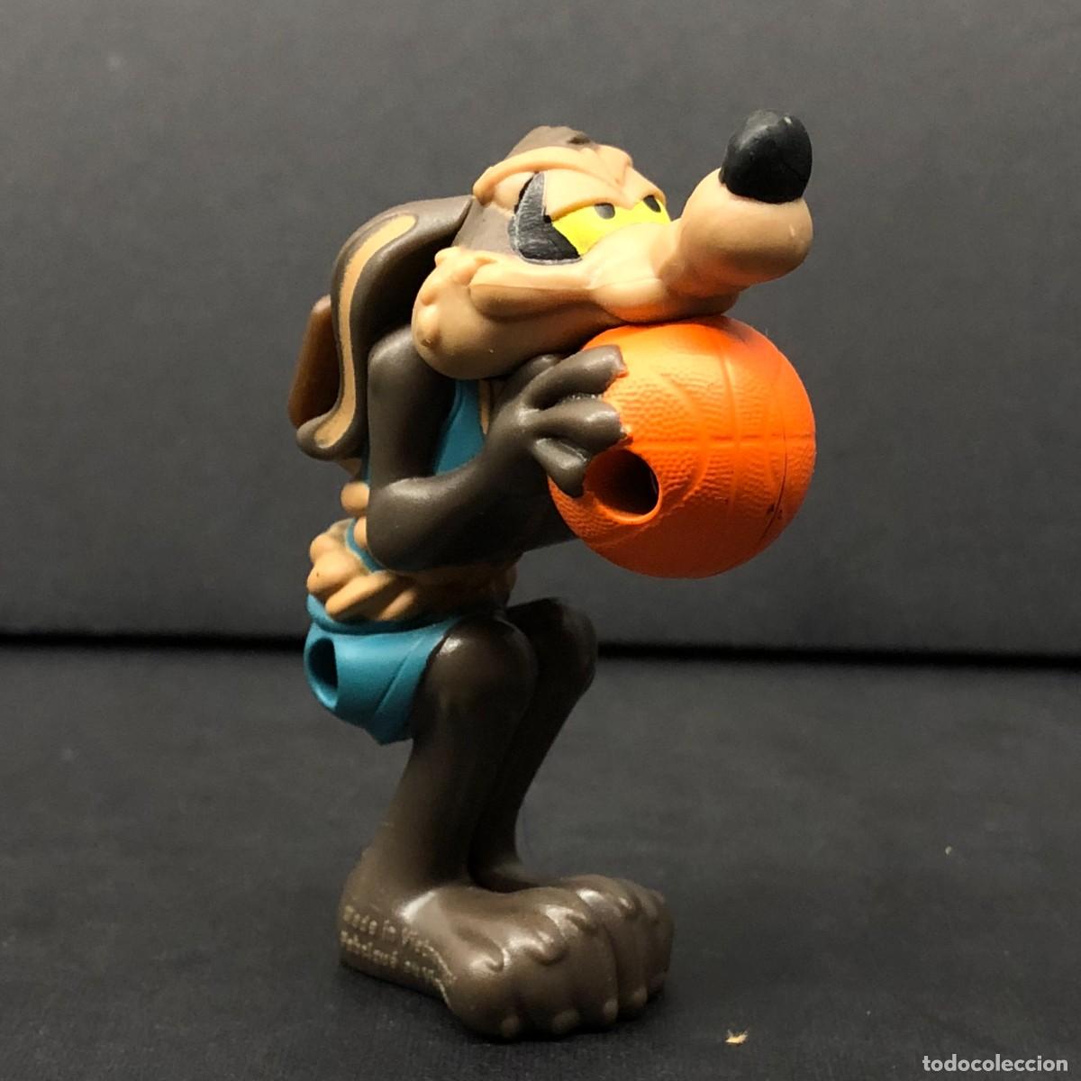 Figuras de goma y PVC: FIGURA DE PVC - EL COYOTE - SPACE JAM 2 - LOONEY TUNES - MC DONALD'S - BALONCESTO - 7,5 X 5 CM / 578